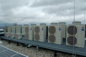  Mit unterschiedlichen Gerätetypen wird die Energie zum Heizen und Kühlen effizient  aus der Außenluft gewonnen bzw. an diese abgegeben.    