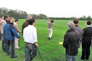  Bei der Veranstaltung in Gelsenkirchen konnten sich die Teilnehmer nach den Vorträgen unter fachmännischer Anleitung auf dem Golfplatz versuchen 