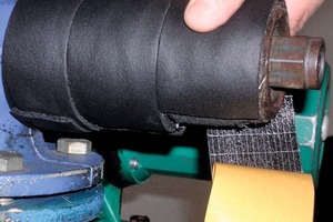  Bild 3: Aufkleben eines selbstklebenden „AF/Armaflex“-Bands zur Herstellung eines optimalen Untergrunds 