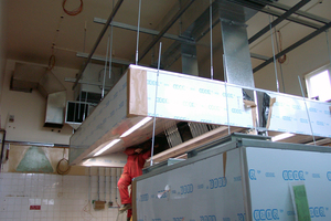  1.	Montage einer Großküchenhaube. Der Wärmerückgewinner ist bauseitig in das Kanalnetz integriert. 