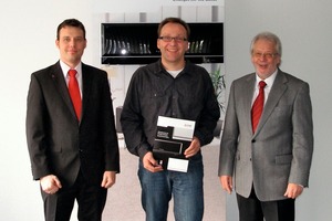  Der glückliche Gewinner Dirk Berg (Mitte) von der Weisshaar GmbH in Bad Salzuflen nimmt von Frigotechnik-Niederlassungsleiter Klaus-Peter Kolbe (rechts) und Mitsubishi Electric-Vertriebsingenieur Tobias Bargsten (links) ein Design-Klimagerät entgegen.  