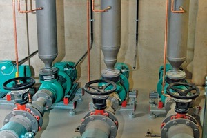  Zur Rückkühlung der Kältemaschinen werden Rückkühlwerke eingesetzt, die sich auf dem Dach des Klimahauses befinden. Sie werden von drei „Wilo-CronoBloc-BL“-Pumpen versorgt, die bedarfsgerecht zu- oder abgeschaltet werden 