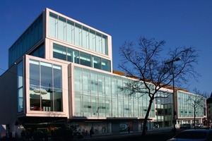  Der erste Bauabschnitt mit dem Karstadt-Warenhaus und einem Kühlkreislauf mit zwei Kühltürmen 