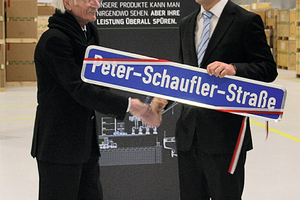  Der Oberbürgermeister der Stadt Rottenburg am Neckar, Stephan Neher, übergibt das Straßenschild an Peter Schaufler  