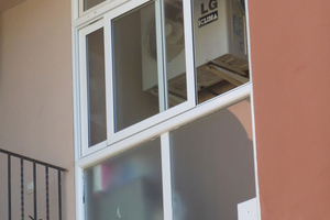 Das Fenster zum Hof: Hochdruckstörungen sind bei dieser Konstruktion auf Mallorca sicher keine Seltenheit.  
