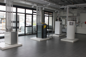  Drei Sole/Wasser-Wärmepumpen sowie eine Warmwasser-Wärmepumpe verschiedener Hersteller innerhalb des TWK-Gebäudes 
