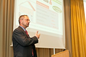  Thomas Stricker, Wolf GmbH, belegte, dass man bei der richtigen Kombination von Solarthermie und Brennwerttechnik enorme Einsparpotentiale erzielen kann 