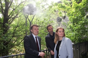  Die Architekten Lia-Maria Enzenhofer und Univ.-Prof. Klaus K. Loenhart besichtigen mit Peter Fenkl, dem Vorsitzenden des Ventilatorenherstellers Ziehl-Abegg, die Symbiose von Natur und Technik auf dem österreichischen Expo-Pavillon in Mailand. 