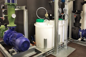  Containerinnenansicht: Pumpenmodul mit Wasseraufbereitung 