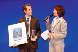  Sören Paulußen, einer der Geschäftsführer der InvenSor GmbH, nimmt den Intersolar Award 2010 entgegen 