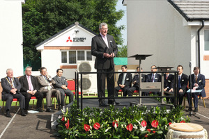  Fergus Ewing, schottischer Minister (Energy, Enterprise and Tourism), eröffnete zusammen mit anderen hochrangigen Vertretern aus der Politik und dem Unternehmen Mitsubishi Electric die neuen Forschungs- und Entwicklungseinrichtungen in Livingston.  