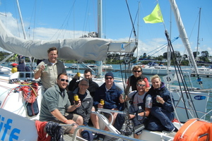  Die Besatzung der „Germany 1“: v.l. Roland Klaiß, John Westerman, Axel Melzer, Martin Le Borgne, Allan Harper, Renaud Mary, Norbert Parlings und Stefanie Schnippenkötter.  