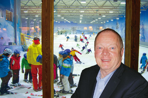  Matthias Weckesser (Kramer GmbH) vor der Piste des Erweiterungbaus 