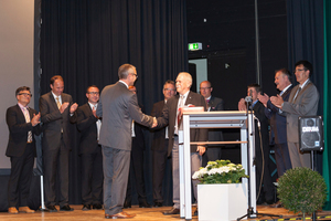  Landesinnungsmeister Jürgen Kaul und der gesamte Vorstand dankten Manfred Seikel für seine langjährige, hervorragende Arbeit als Geschäftsführer der Landesinnung sowie der Bundesfachschule. 