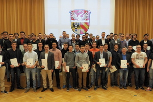  Sie sind sichtlich erleichtert: In Hessen haben 72 Gesellen die Ausbildung zum Mechatroniker für Kältetechnik bestanden und erhielten in Gelnhausen ihre Gesellenbriefe. 