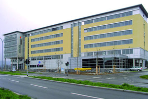  Die Pilotanlage befindet sich im Solar Info Center in Freiburg. Bereits Ende 2003 wurde die Anlage zur sorptionsgestützten Klimatisierung in Betrieb genommen und über zwei Jahre vom ISE mit staatlicher Förderung wissenschaftlich begleitet 
