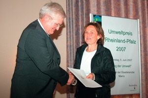  Margit Conrad (rechts), Ministerin für Umwelt, Forsten und Verbraucherschutz überreichte den Umweltpreis des Landes Rheinland-Pfalz an Dieter Freitag (links), Michelin-Werkdirektor, für die Nutzung der Abwärme im Werk Bad Kreuznach 