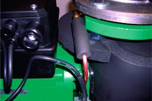  Bild 5: Die Kreisabschnitte („Öhrchen“ der Abflachung) werden an der Frontseite der Pumpen­kappe oben und unten verklebt 