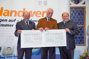  Kammerpräsident Franz Prebeck (links) und HWK-Hauptgeschäftsführer Toni Hinterdobler (rechts) verliehen Horst-Rüdiger Krä (Mitte) seine goldenen Meisterbriefe 