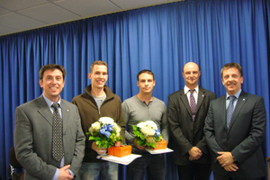  von links nach rechts: Thomas Emig (Klassenlehrer Meister Teilzeit), Peter Paplauskas (Klassenbester Meister Teilzeit), Sascha Nowakowski (Klassenbester Meister Vollzeit), Ingo Kluge (Klassenlehrer Meister Vollzeit), Jörg Peters (Schulleiter) 