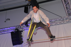  Ein Clown sorgte als akrobatischer und humorvoller Auftakt des Samsung-Events bei den Teilnehmern für gute Laune.  